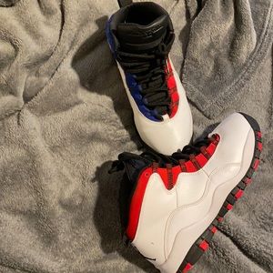 Brand new retro 10s Size 7 is in good condition.